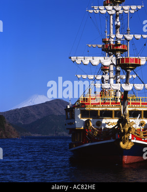 Galeone oder Piratenschiff auf See Ashi mit Mount Fuji am Horizont. Hakone, Japan Stockfoto