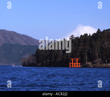 See Ashi mit roten Torii und Mount Fuji am Horizont. Hakone, Japan Stockfoto