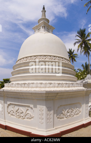 Weiße Kuppel buddhistischer Tempel in Sri Lanka Stockfoto