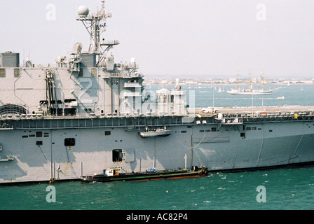 H.M.S Illustrious, verankert in den Solent außerhalb von Portsmouth Harbour IFOS 2005. Stockfoto