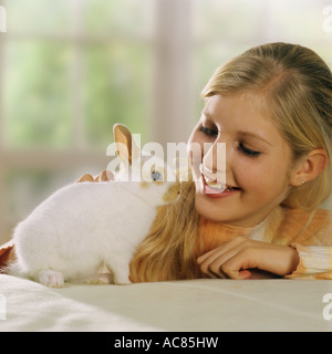 junge Frau - mit Pygmäen Kaninchen Stockfoto