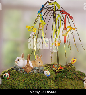 Osterhase: zwei Zwergkaninchen - im Korb mit Ostereiern Stockfoto