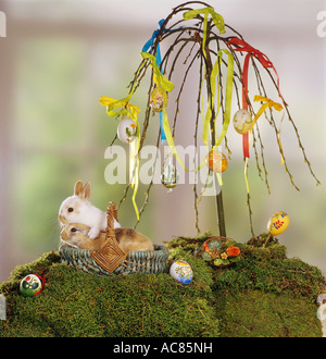 Osterhase: zwei Zwergkaninchen - im Korb mit Ostereiern Stockfoto