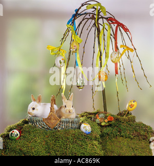 Osterhasen: zwei Zwergkaninchen - im Korb mit Ostereiern Stockfoto
