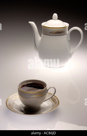 VDA78060 gesundes Getränk Schwarztee in Tasse mit Teekanne Stockfoto