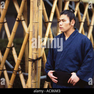 Sumo-Ringer im Kimono steht außerhalb der Osaka Basho 2006 Stockfoto