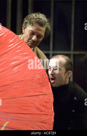 Paul Shelley als Sir Toby Rülpser Hintergrund und Christopher Patrick Nolan Vordergrund in Twelfth Night, Chichester Festival Theatre Stockfoto