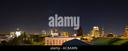 Panorama auf die Skyline der Innenstadt Sacramento, Kalifornien, in der Nacht. Stockfoto