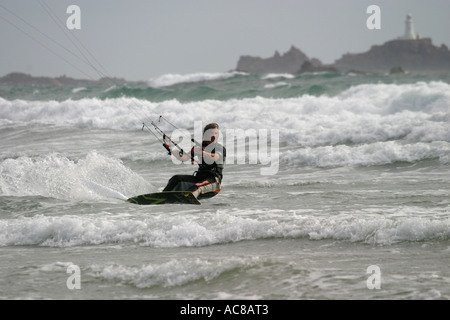 Markieren Sie Chatel, geboren und aufgewachsen in Jersey - Kitesurfen - Kitesurf St Ouen fünf Meile Strand Jersey Stockfoto