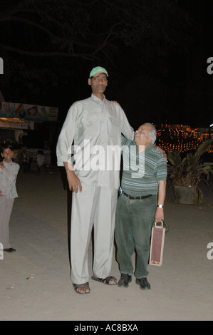 1,80 m großer Mann mit einem alten Mann im Vrindavan Garten Mysore Karnataka Indien MR Stockfoto
