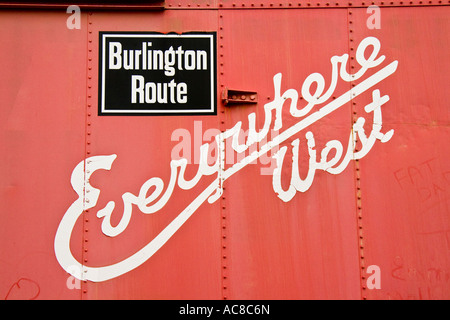 Eisenbahn-Güterwagen-Zeichen Burlington Northern überall West geparkt in Lincoln, Nebraska, USA Stockfoto