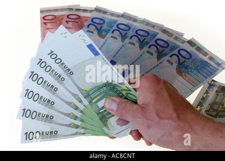 Hand der Mann, der 100 Euro-Scheine mit anderen Konfessionen im Hintergrund hält Stockfoto