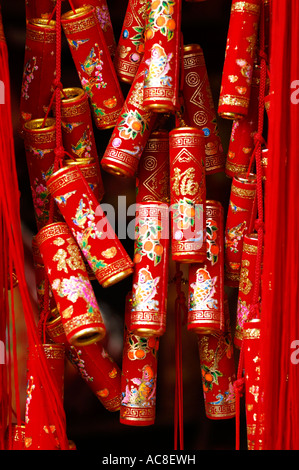 Chinesische Feuerwerkskörper Dekoration auf dem Display während der Lunar New Year, Hong Kong, China Stockfoto