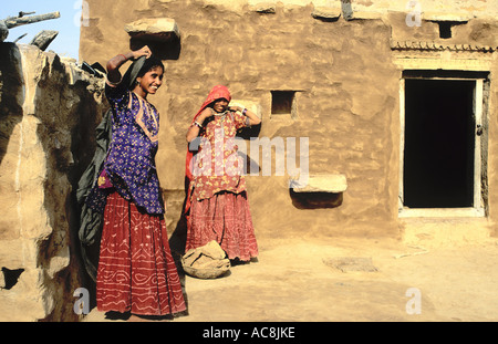 Frauen im Innenhof des Hauses in Rajastan Indien Stockfoto