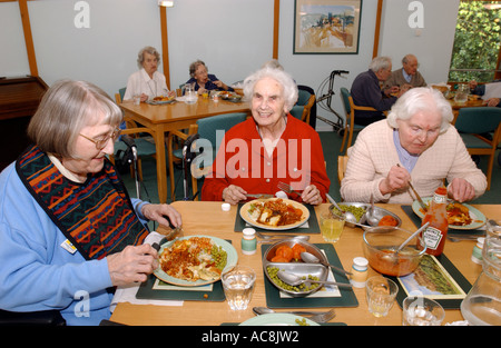 Wohn-Haus OAP Pflegeheim ältere Alter Abendessen Mittagessen essen, Großbritannien UK Stockfoto