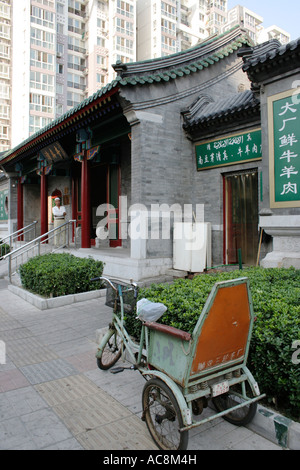 Ein Dreirad vor einer Moschee mit chinesischer Architektur in Peking China Stockfoto