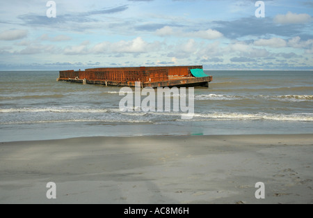 Ein Schiff gestrandet am Strand nach dem Auflaufen in Terengganu, Malaysia Stockfoto