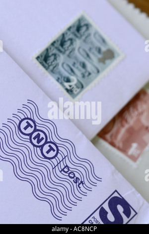 TNT Post Post mit Royal Mail Briefmarken hinter Stockfoto