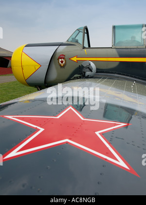 Jakowlew Jak-52 Piloten Helm sitzt auf Yak-52 Flügel mit großen roten Stern im Vordergrund Stockfoto