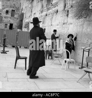 Tradition trifft Technologie A Hassid und seinen Sohn beten und stellen an die heiligste Stätte des Israel Klagemauer Jerusalem Israel Stockfoto