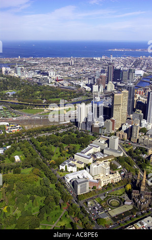 Fitzroy Gardens unten links und Treasury Gardens Centre Melbourne CBD Victoria Australien Antenne Stockfoto