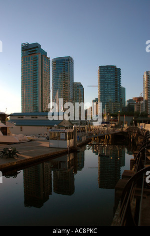 Eigentumswohnungen, beleuchtet durch das frühe Morgenlicht der Sonnenaufgang, Coal Harbour, Vancouver, Britisch-Kolumbien, Kanada. Stockfoto