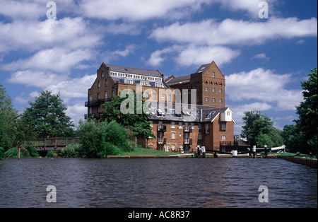 Steuermänner Mühle umgewandelt in Wohnungen mit Blick auf Steuermänner Sperre auf dem Fluss Wey Navigation, Addlestone, Surrey, England Stockfoto