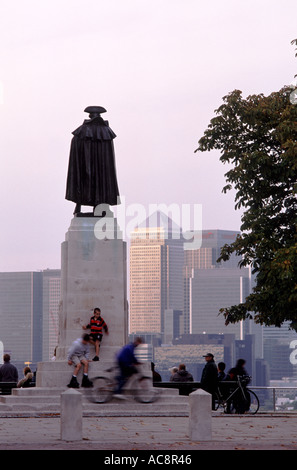 General James Wolfe Denkmal und Kinder spielen, mit Blick auf Canary Wharf und die Docklands Bürotürmen, Greenwich Park Stockfoto