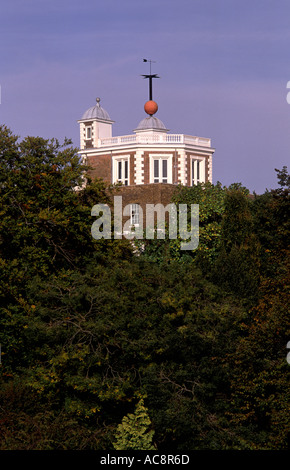 Das Old Royal Observatory, Greenwich Park, London. Die rote Kugel sinkt täglich um 13:00 Greenwich-Zeit von der Spitze des Mastes. Stockfoto