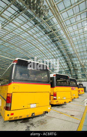 Das integrierte öffentliche Transportsystem bei Chur Schweiz das Bus-System die Züge trifft Stockfoto