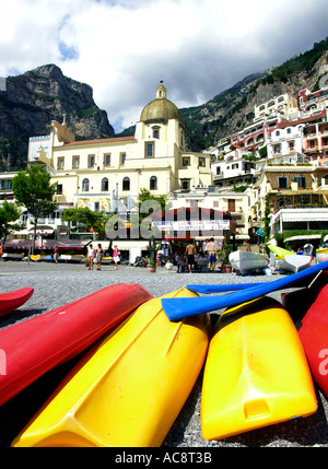 bunte umgedrehten Boote am Strand von Positano gegen Backdropof Positano Stadt und Hügel Stockfoto