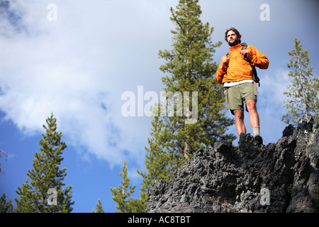 Wanderer blickt von oben auf Felsen Stockfoto