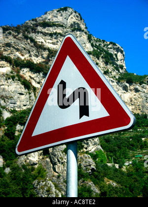 Warnung-Straßenschild vor Hintergrund der Berge oberhalb von Positano-Kampanien-Italien Stockfoto