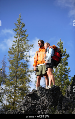 Rucksackreisen paar stehen zusammen an der Spitze der Felsen Stockfoto