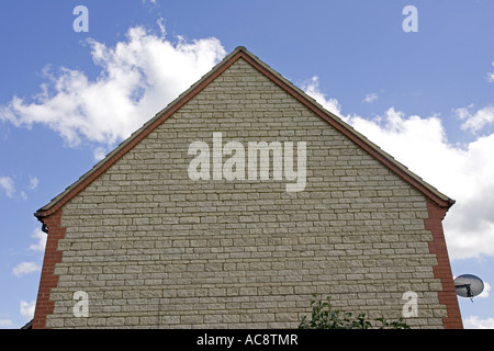 Pediment Ende des Cotswold Steinhaus mit roten Ziegelsteinen, Feature über Ecken und corbelling Woodmancote UK Stockfoto