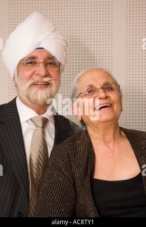 Portrait of Senior Sikh Couple in westliche Kleidung gekleidet Stockfoto