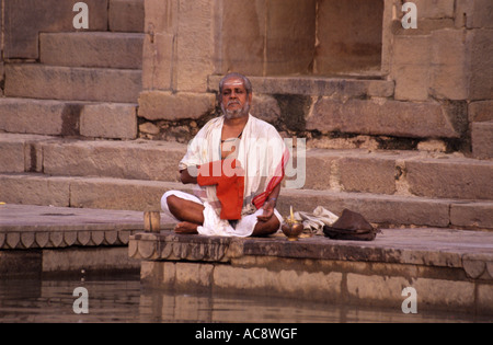 Hinduistische Anbetung am Ganges in Varanasi Stockfoto