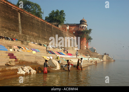 Wäsche-Arbeiter im Ganges am Ufer von Varanasi Stockfoto