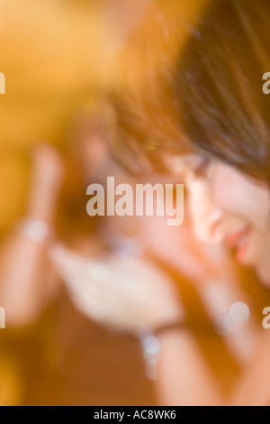 Porträt von asiatische Frau tanzt auf Party UK Stockfoto