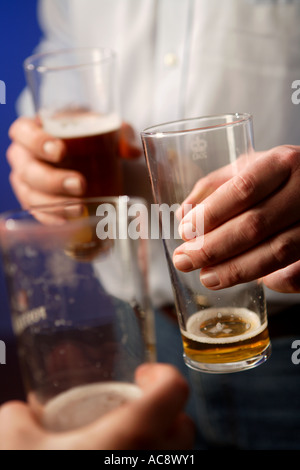 Halb voll Bier Gläser Bier halten Stockfoto