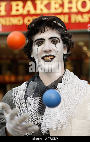 Straße Clown jonglieren Covent Garden West End London UK Europe Stockfoto