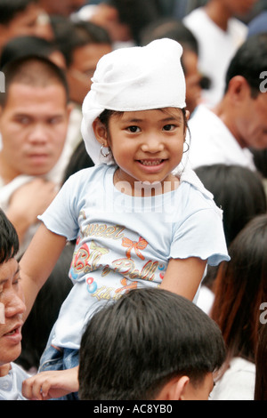 Kleines Mädchen in der Gemeinde am Gottesdienst, Quiapo, Manila, Philippinen Stockfoto