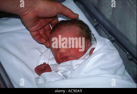 Neugeborenes Baby und Vaters hand Stockfoto