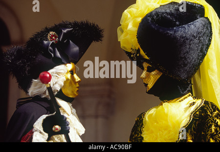 Diskussion zwischen den Teilnehmern in den Karneval in Venedig-Italien Stockfoto