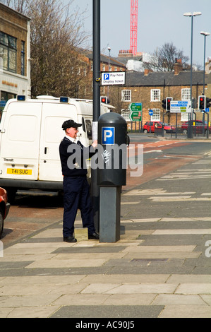 dh City Centre LEEDS WEST YORKSHIRE Parkplatzwächter Geld von Parkplatzanzeige Automat Ticket Münze Pay Display uk nehmen Stockfoto