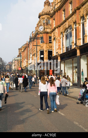 dh City Centre Vicar Lane LEEDS WEST YORKSHIRE Massen von Shopper Instreet Szene Shop Straße Stockfoto