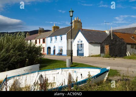 dh Helmsdale Hafen HELMSDALE SUTHERLAND Angeln Boote an Land festmachen und Dorf auf dem Land Stockfoto