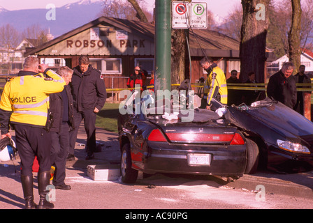 Polizei untersucht tödlichen Auto Crash Verkehr Unfall Szene der Beschleunigung Jugendfahrer in Pole Vancouver British Columbia Kanada Stockfoto