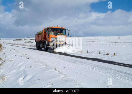 dh Schneepflug ROADS UK OIC council Schneepflug Rodung von Straßen Orkney Scotland Streustraßenstreuer Splitt Stockfoto