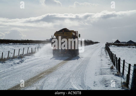 dh Snowplow ROADS UK OIC council Graitter Snow plow Clearing Roads Orkney Scotland GRIT Spreizung Winter Road Stockfoto